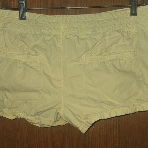 American Eagle Outfitters Light Yellow Women's Short Shorts - Picture 3 of 5